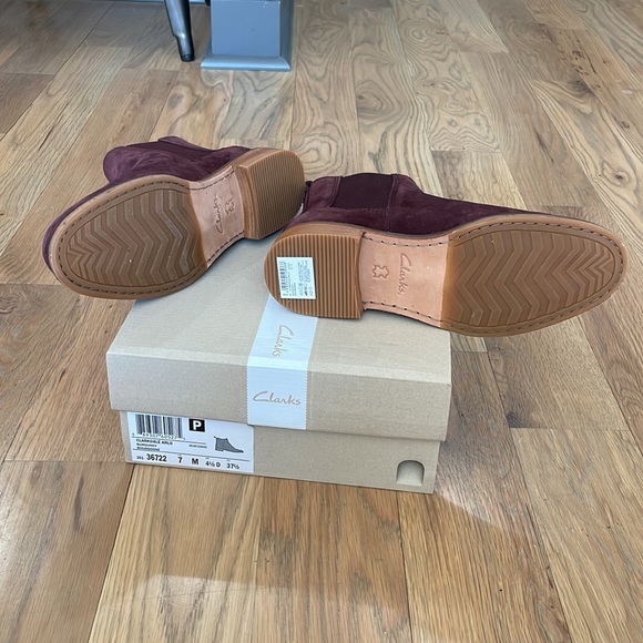 Clarks, brand new chelsea boots, size US 7, burgundy - Picture 4 of 4